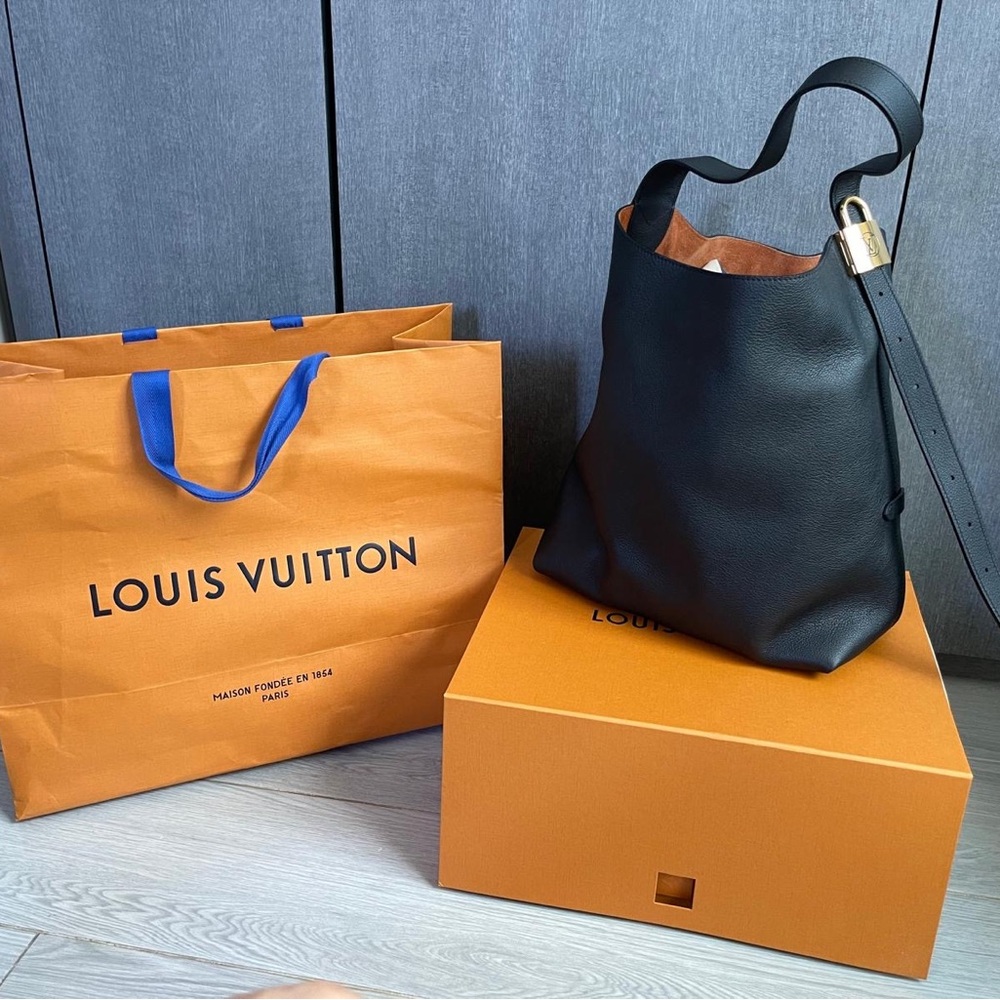 Louis Vuitton Black Leather Shoulder Bag